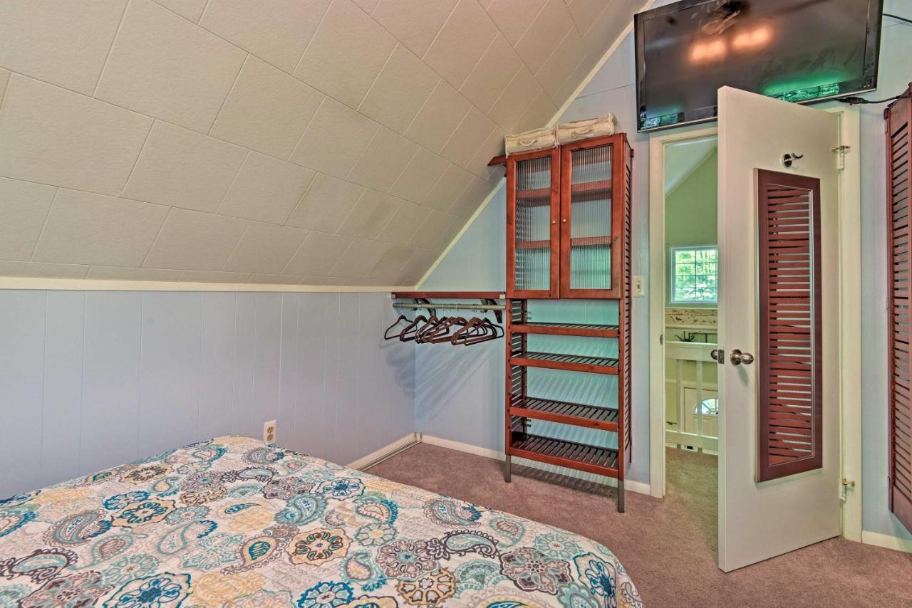 Cozy Poconos With Fire Pit And Spacious Deck!